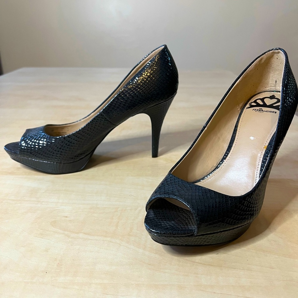 Black heels with snake skin details